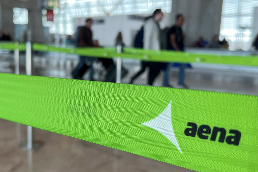 descubre cómo aena impulsa la modernización de aeropuertos en españa con una inversión de 13.000 millones de euros, mejorando infraestructuras, tecnología y experiencia de viaje.