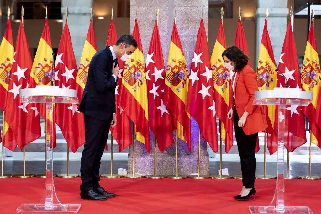 isabel díaz ayuso critica las declaraciones de pedro sánchez sobre la vuelta, generando polémica por sus comentarios en torno al evento ciclista. descubre los detalles y reacciones en el ámbito político.