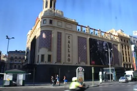 celebra el centenario de leica en madrid y descubre una exposición única que repasa la historia y la innovación de la legendaria marca de cámaras fotográficas. sumérgete en 100 años de arte e inspiración visual.