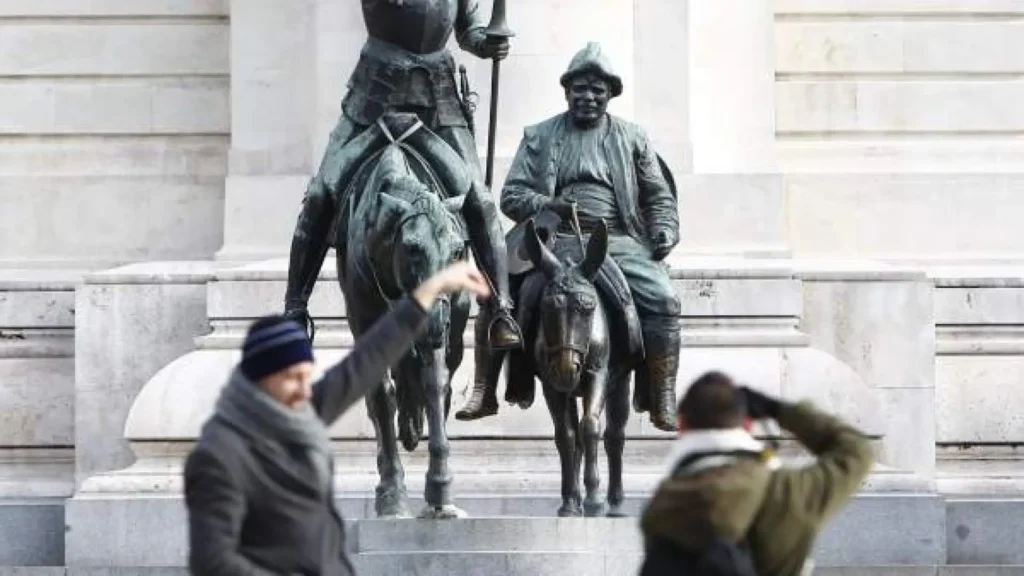 descubre cómo el aumento del turismo en madrid está generando conflictos entre residentes, negocios y visitantes, y qué medidas se están tomando para equilibrar el desarrollo turístico con la calidad de vida urbana.