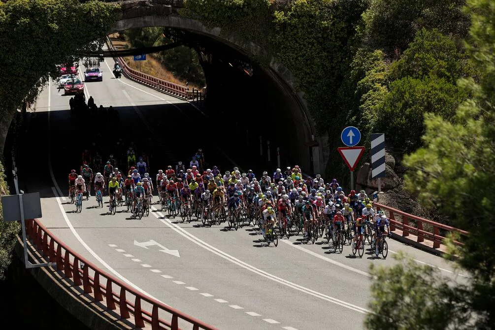 lee nuestra crítica al gobierno por el presunto sabotaje ocurrido durante la vuelta ciclista. analizamos los hechos, sus consecuencias y el impacto en el evento deportivo.