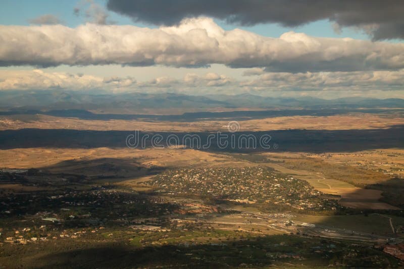 descubre cómo será el clima este domingo en madrid, con temperaturas que oscilarán entre los 33ºc y los 14ºc. prepárate para un día de contrastes térmicos en la capital española.