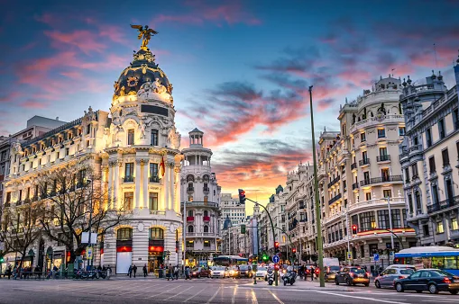 descubre cómo se vive un domingo cálido en madrid: planes al aire libre, recomendaciones para disfrutar del buen tiempo y los mejores lugares para relajarte en la capital española.