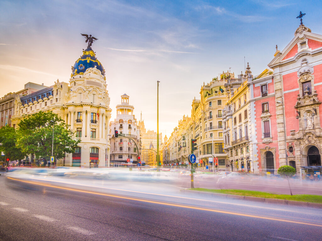 descubre cómo madrid impulsa el desarrollo económico a través del sector motor, analizando su impacto en la ciudad y las oportunidades de crecimiento para empresas y emprendedores.