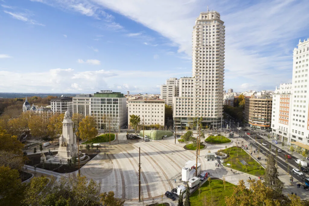 descubre cómo miles de ciudadanos de madrid se manifiestan en contra del boicot. lee las últimas noticias sobre las protestas, el ambiente en la ciudad y las opiniones de los participantes.