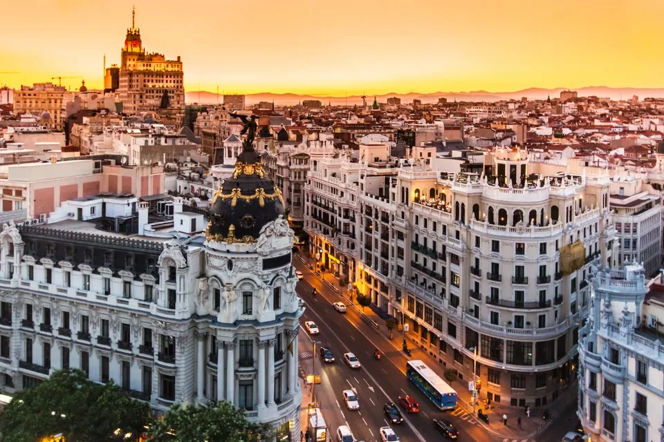 descubre el turismo histórico de madrid en julio, una experiencia fascinante para visitantes de ee. uu. explora monumentos emblemáticos, cultura y tradiciones en el corazón de españa durante el verano.