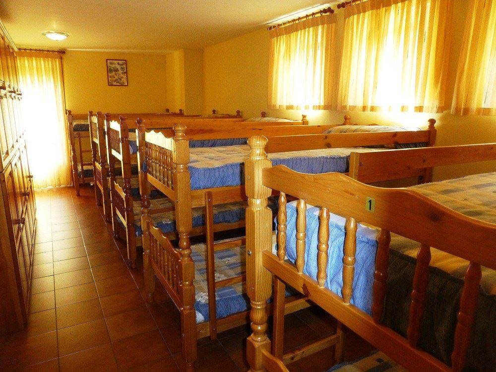 descubre todo sobre los riesgos y consecuencias de alojarse o gestionar un albergue sin licencia. información útil para viajeros y propietarios en españa.