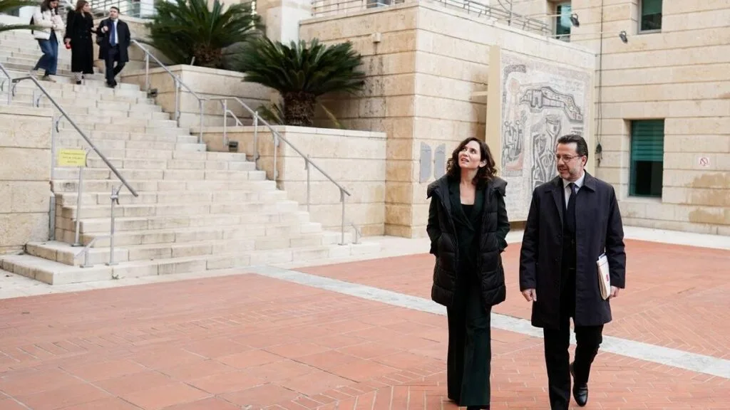 isabel díaz ayuso responsabiliza al gobierno central por el aumento de impuestos a los autónomos, criticando las políticas fiscales que afectan a los trabajadores independientes en españa.