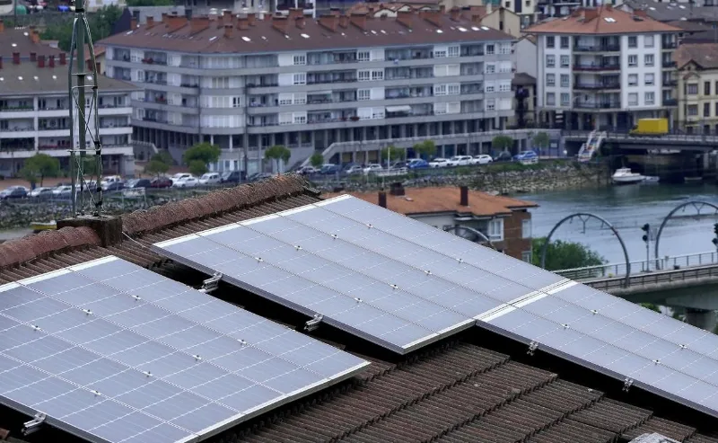 cataluña y el país vasco aspiran a que el 40% de su energía provenga de fuentes renovables para 2030. descubre sus planes, avances y desafíos en la transición energética hacia un futuro más sostenible.