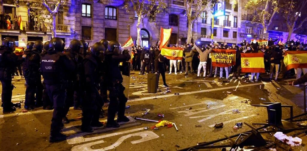 descubre las causas y consecuencias del colapso de las finanzas en españa, cómo afecta a la economía y qué soluciones se están proponiendo para superar esta crisis financiera.