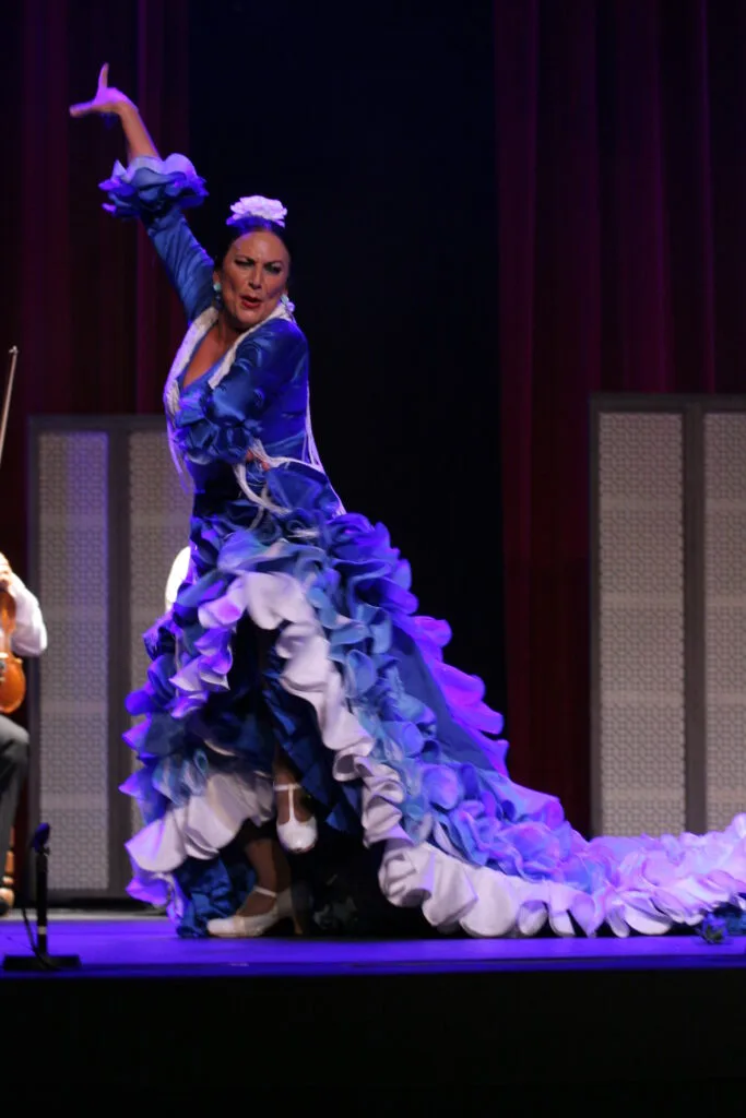 disfruta de espectáculos de flamenco gratuitos en la plaza mayor. vive la pasión y el arte del flamenco en el corazón de la ciudad, abierto para todos.
