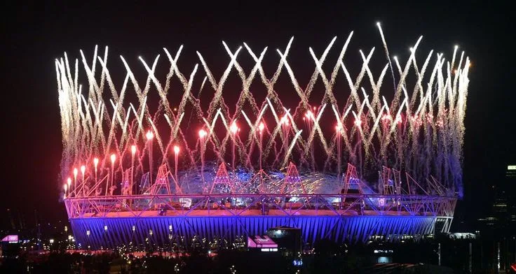 disfruta de un espectáculo único de fuegos artificiales y ritmos vibrantes en la emblemática plaza de cibeles. vive una noche llena de luz, música y emoción en el corazón de la ciudad.