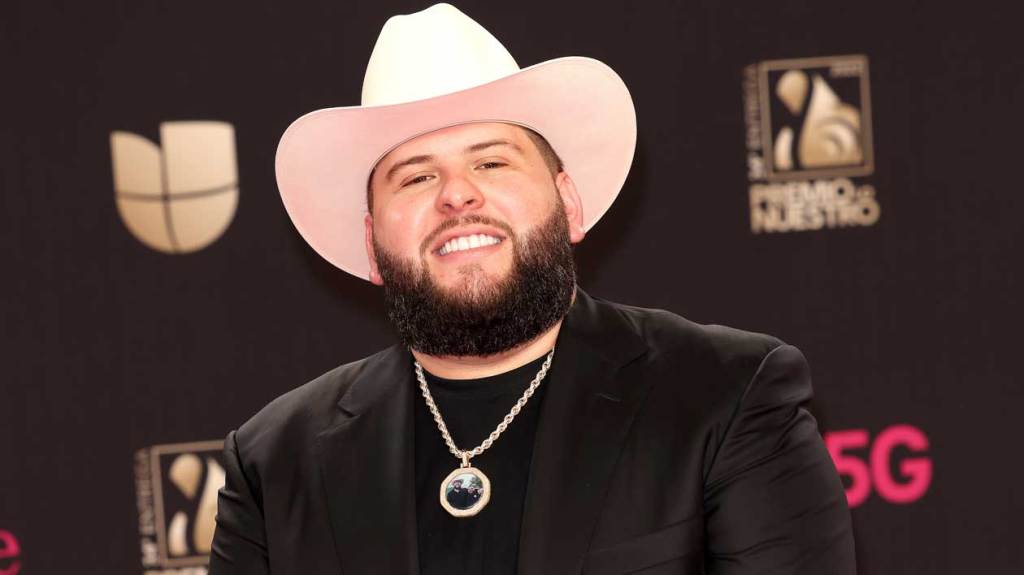 descubre el emocionante homenaje a el fantasma, donde celebramos su trayectoria, éxitos y legado musical con anécdotas, canciones inolvidables y momentos especiales para todos sus fans.