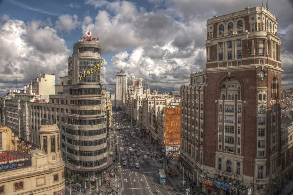 descubre cómo madrid alcanzó su tasa de desempleo más baja desde 2007 y analiza las claves detrás de esta mejora histórica en el mercado laboral madrileño.