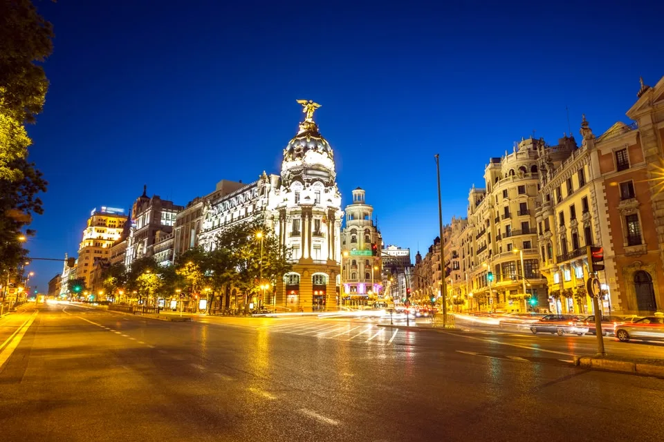 descubre toda la emoción del madrid e-prix, la innovadora carrera de fórmula e en la capital española. información sobre fechas, pilotos, horarios y cómo vivir la experiencia eléctrica en madrid.