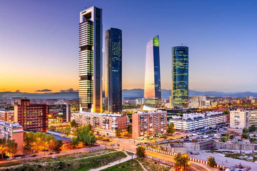 descubre cómo madrid está aumentando sus inversiones en la atención a personas mayores, mejorando servicios, infraestructuras y calidad de vida para la tercera edad en la ciudad.