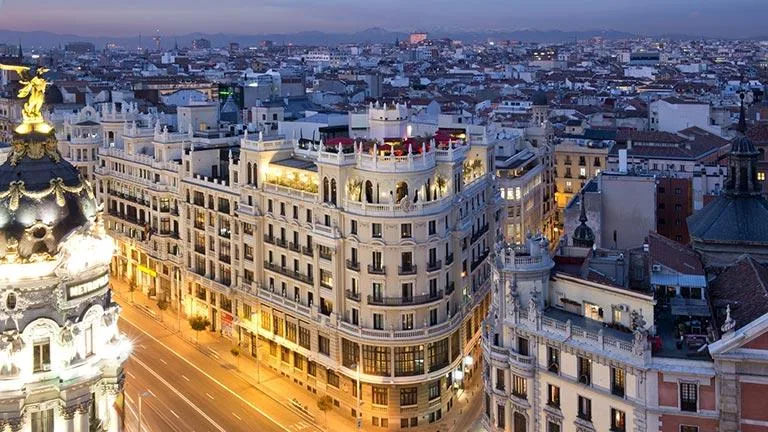 descubre cómo madrid y barcelona se iluminan de rosa en apoyo a la lucha contra el cáncer de mama, mostrando solidaridad y concienciación durante este importante evento.