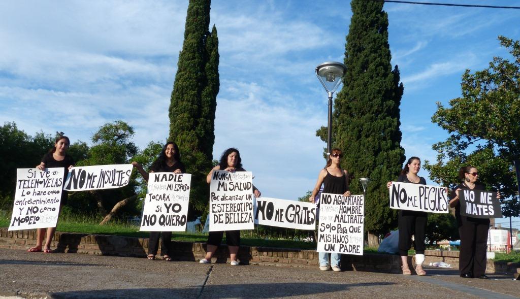 descubre la historia impactante de 'mujeres en negro derrota', un relato sobre la lucha, el coraje y la superación de las mujeres que enfrentan la adversidad y desafían los estereotipos en busca de justicia y libertad.