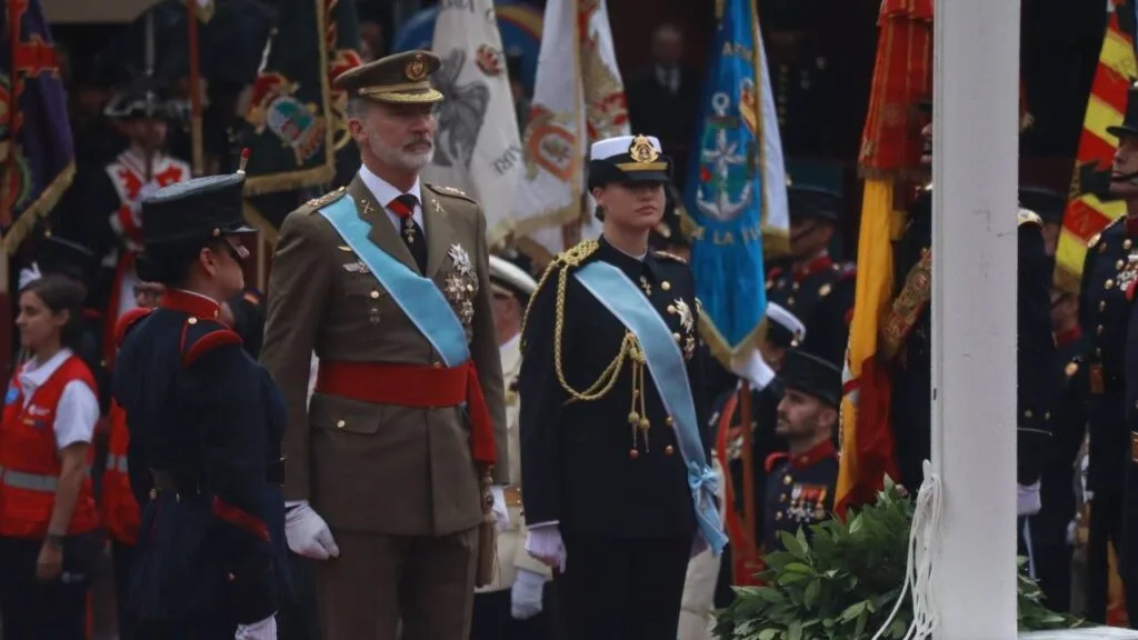 descubre cómo se garantiza la seguridad durante el desfile del 12 de octubre en madrid, con medidas especiales y protocolos para proteger a asistentes y participantes en el evento nacional.