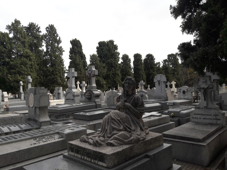 descubre la historia y el significado de la tapia del cementerio de la almudena, un símbolo de memoria y homenaje a las víctimas de la represión en madrid.