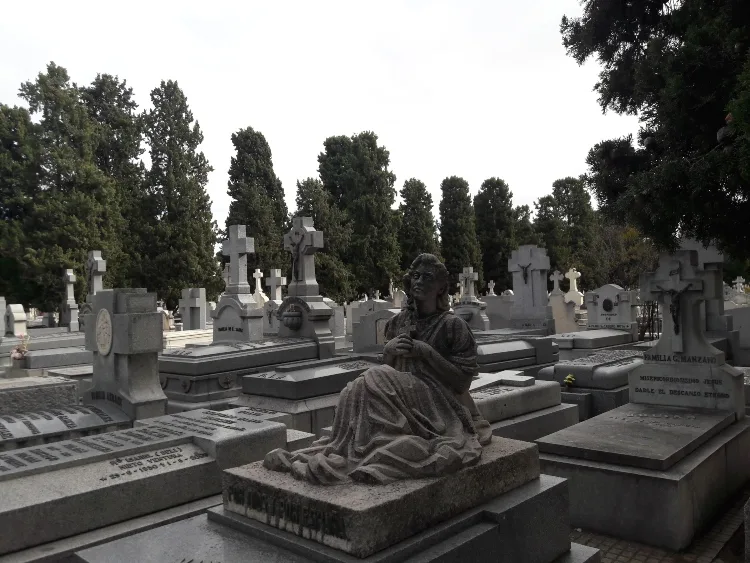 descubre la historia y el significado de la tapia del cementerio de la almudena, un símbolo de memoria y homenaje a las víctimas de la represión en madrid.