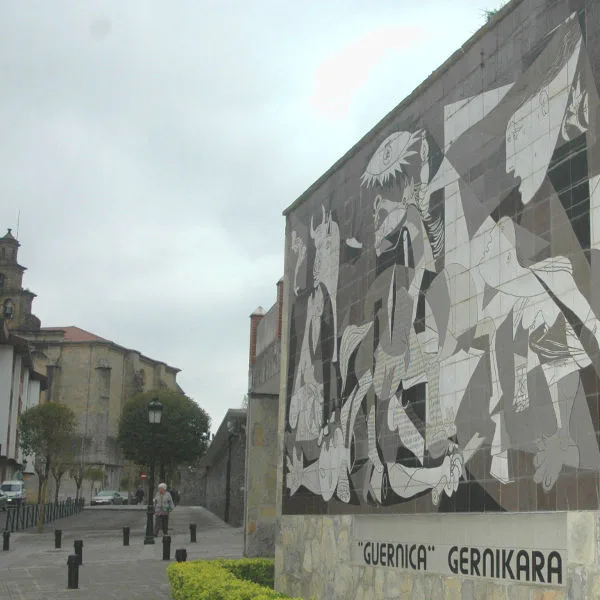 descubre el impacto de 'women in black' en gernika: un movimiento comprometido con la paz y la memoria histórica, luchando contra la violencia y la injusticia en el corazón del país vasco.
