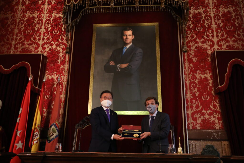 almeida entrega la llave de oro al presidente de alemania en una ceremonia destacada que fortalece las relaciones bilaterales.