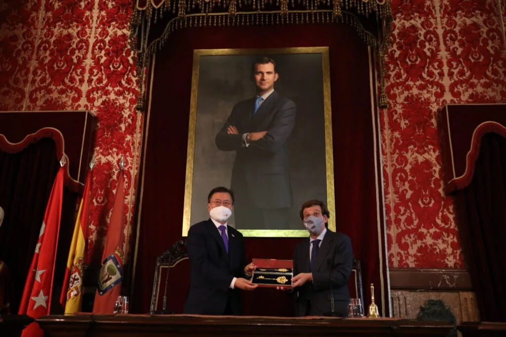 almeida entrega la llave de oro al presidente de alemania en una ceremonia destacada que fortalece las relaciones bilaterales.
