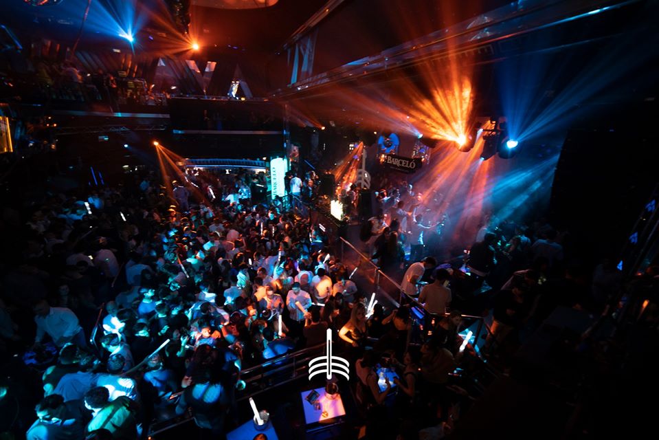 cierre del teatro barceló en madrid debido a un choque en el ocio nocturno por exceso de aforo, tras la intervención del ayuntamiento.