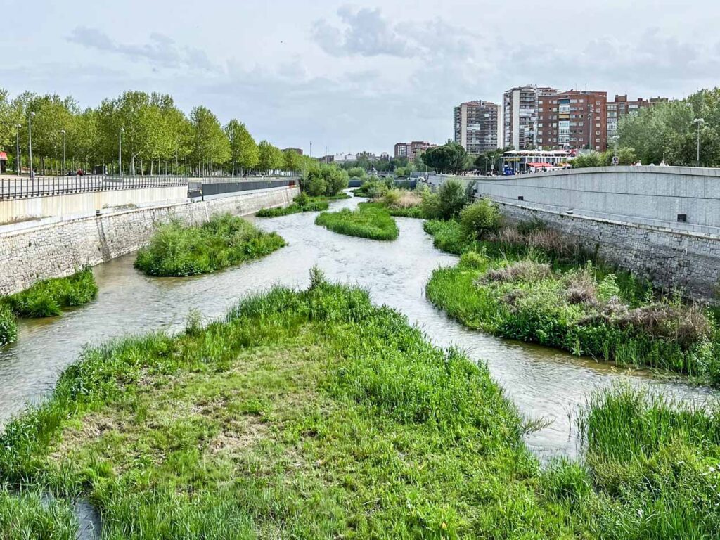 descubre la conexión accesible entre madrid río y el parque lineal, facilitando el acceso para todos con rutas adaptadas y espacios inclusivos.
