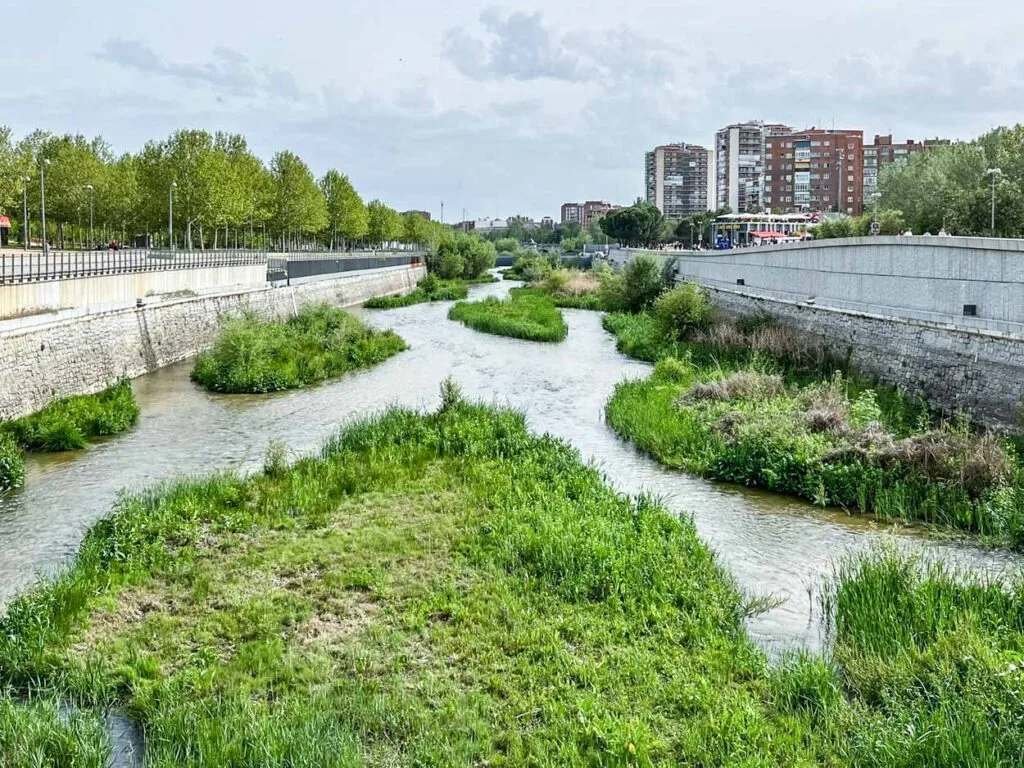descubre la conexión accesible entre madrid río y el parque lineal, facilitando el acceso para todos con rutas adaptadas y espacios inclusivos.