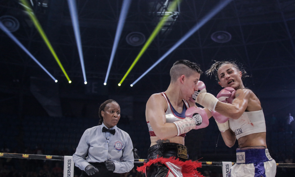 resumen emocionante de la derrota de las women in black frente a las campeonas en el roig arena. descubre los detalles del partido y la actuación de ambas equipos.