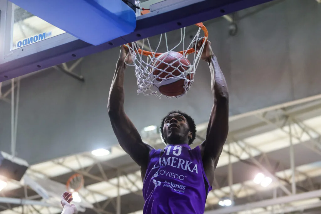 análisis detallado de la derrota de flexicar fuenlabrada frente a alimerka oviedo en un emocionante partido de baloncesto.