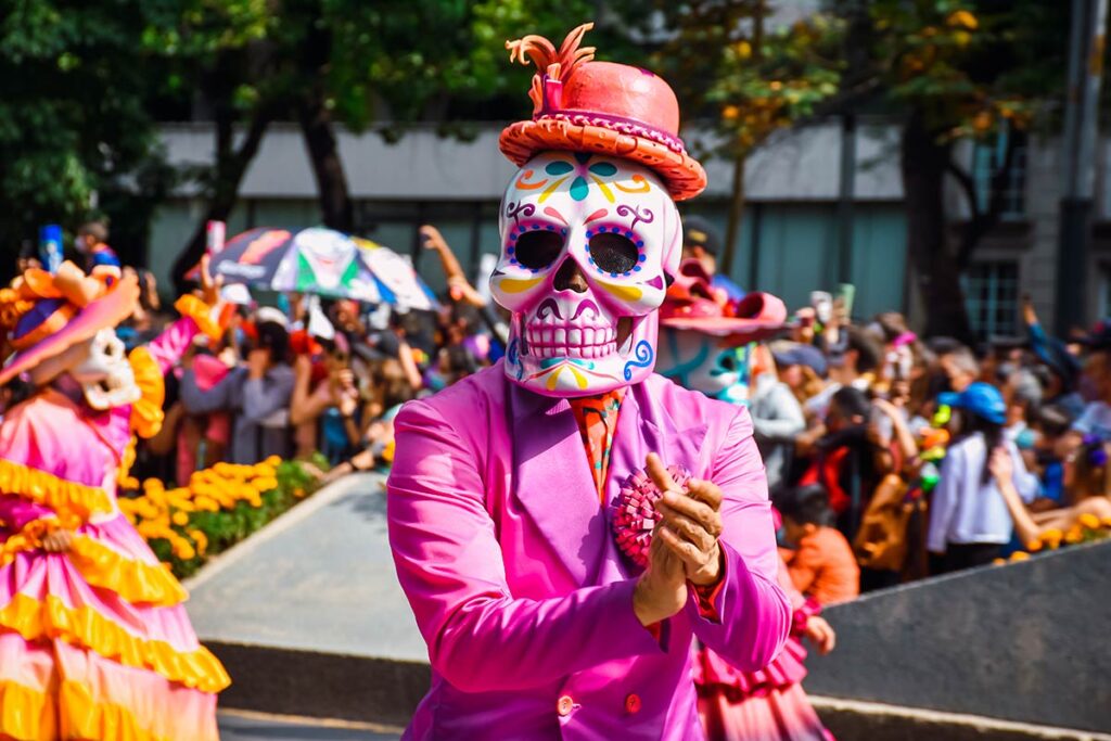 descubre cómo se celebra el día de muertos en madrid: altares tradicionales, talleres, gastronomía mexicana y eventos culturales para vivir una experiencia única llena de color y tradición.