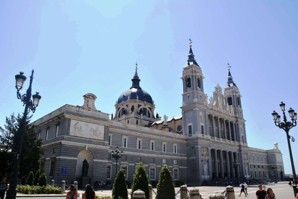 descubre las fiestas de la almudena 2025 en madrid: celebraciones tradicionales, eventos culturales y diversión en la capital española. ¡no te lo pierdas!