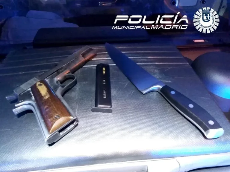 el ministerio del interior apela contra la portación de armas largas por parte de policías en madrid, abordando cuestiones legales y de seguridad pública.