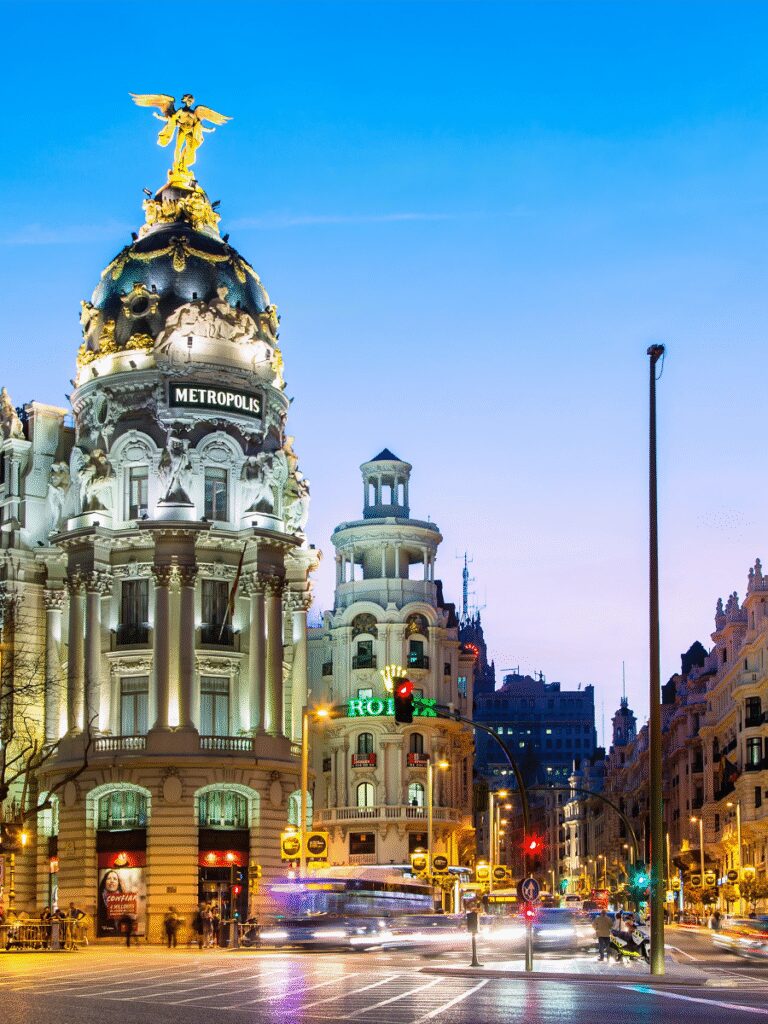 descubre cómo madrid se posiciona como la ciudad líder en generación de empleo en españa, impulsando oportunidades y crecimiento económico.