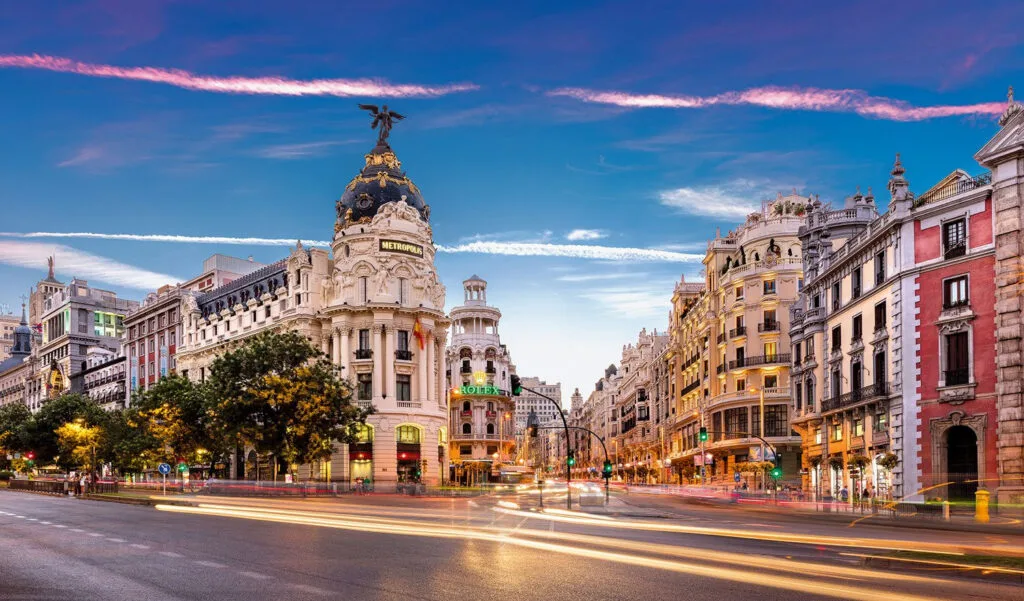 madrid se posiciona como líder en inversión extranjera en el sector de alta tecnología, impulsando la innovación y el desarrollo tecnológico en la región.