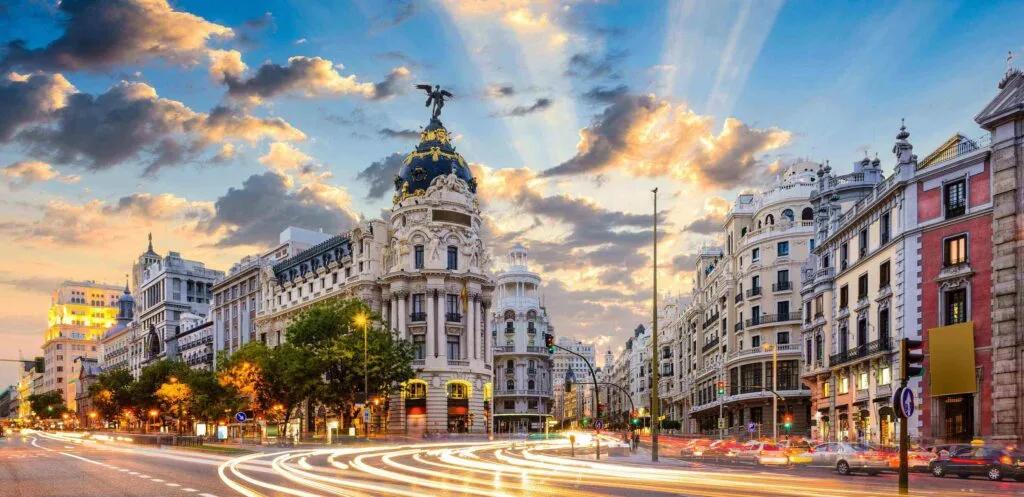 madrid solicita la exención del iva para autónomos con bajos ingresos, apoyando a pequeños emprendedores y facilitando su desarrollo económico.