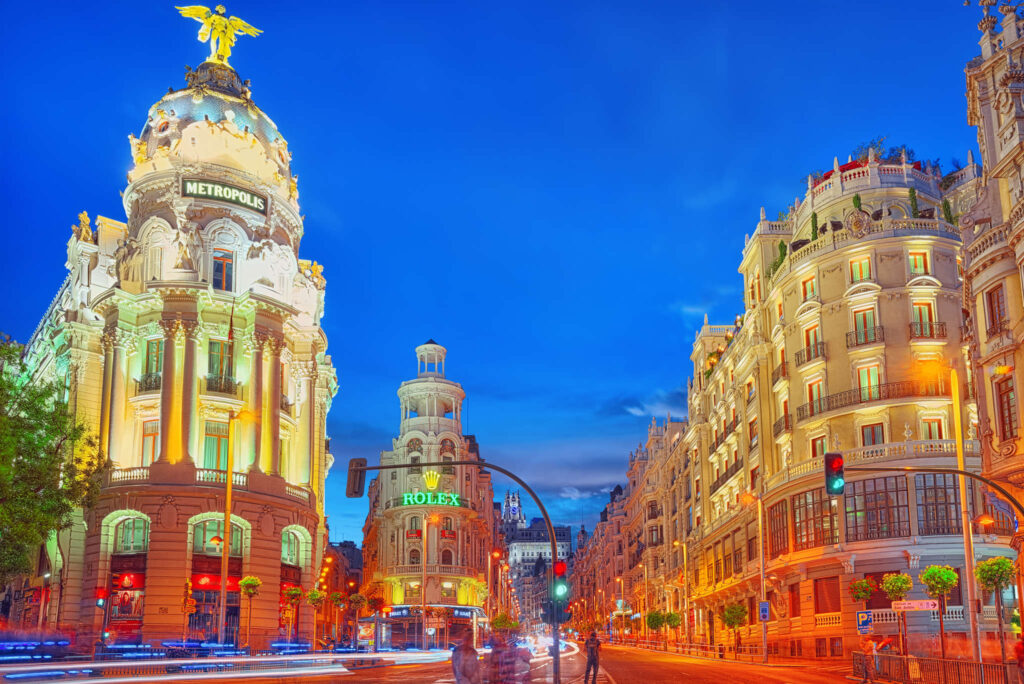 madrid celebra la navidad con la exposición del belén en el palacio de cibeles, una tradición que llena de magia y espíritu festivo la ciudad.