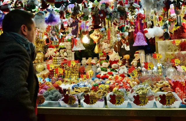 descubre el mercadillo navideño en madrid: disfruta de productos artesanales, gastronomía típica y un ambiente festivo único para toda la familia.