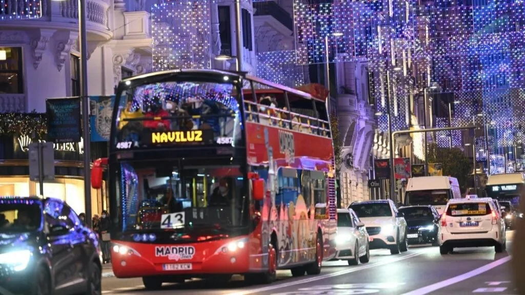 descubre las fechas y cómo conseguir entradas para naviluz 2025, el recorrido navideño en autobús por las luces de la ciudad. planifica tu visita y disfruta de esta experiencia única.