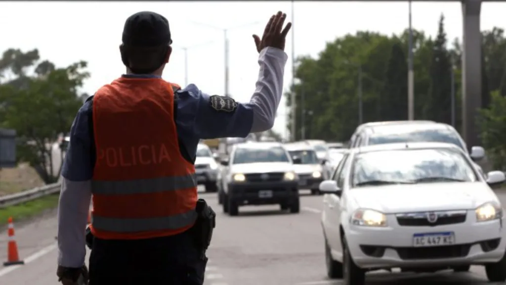 agentes de seguridad garantizan un año nuevo seguro y tranquilo para todos, protegiendo a la comunidad y previniendo incidentes durante las festividades.