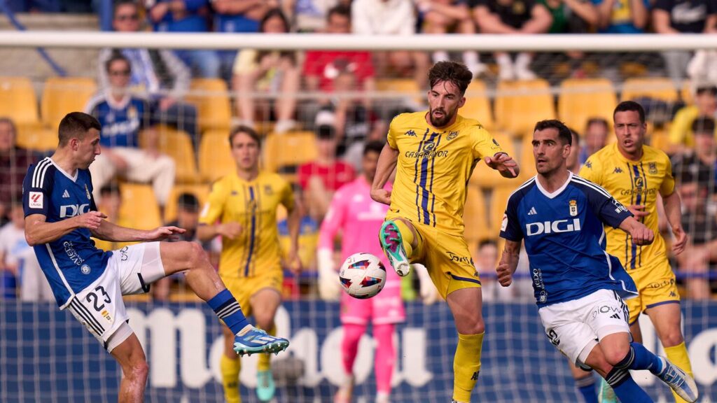 alcorcón pierde 2-1 ante murcia a pesar del gol de iván pérez, en un partido lleno de emoción y esfuerzo por ambos equipos.