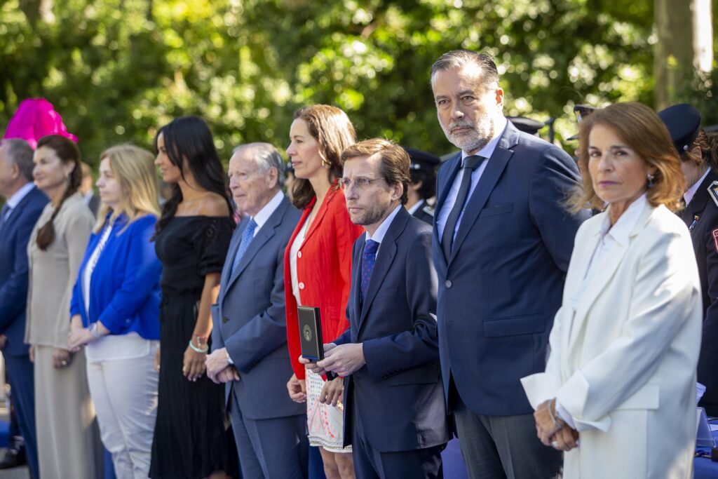 almeida agradece a taxistas, policías y sanitarios por su dedicación y esfuerzo durante nochebuena, destacando su importante labor en estas fechas especiales.