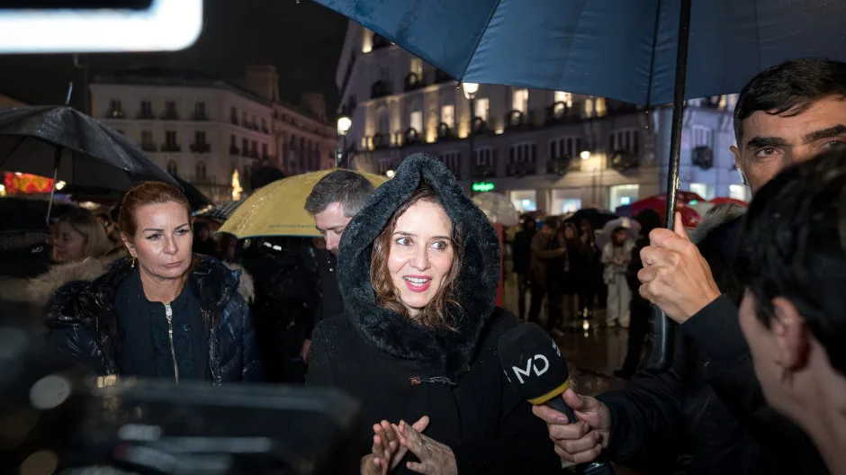 ayuso destaca la fiabilidad del operativo navideño en madrid para garantizar seguridad y disfrute durante las fiestas.