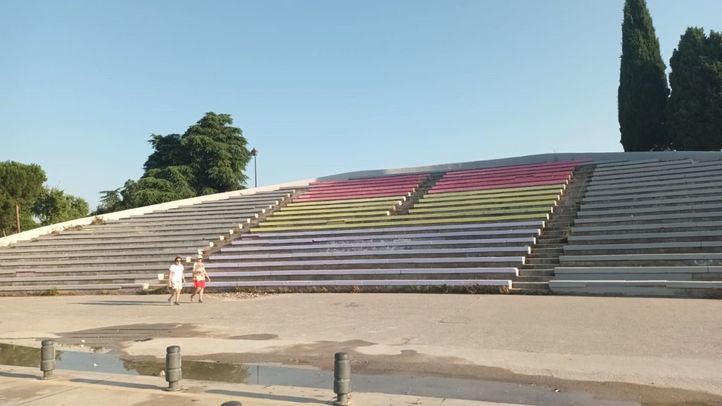 la bandera republicana regresa al parque, símbolo de memoria y lucha por la libertad y la justicia social en un espacio público emblemático.