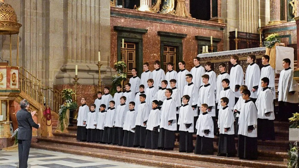 disfruta del mágico concierto navideño de la escolanía de el escorial, una celebración llena de villancicos tradicionales y armonías celestiales para toda la familia.
