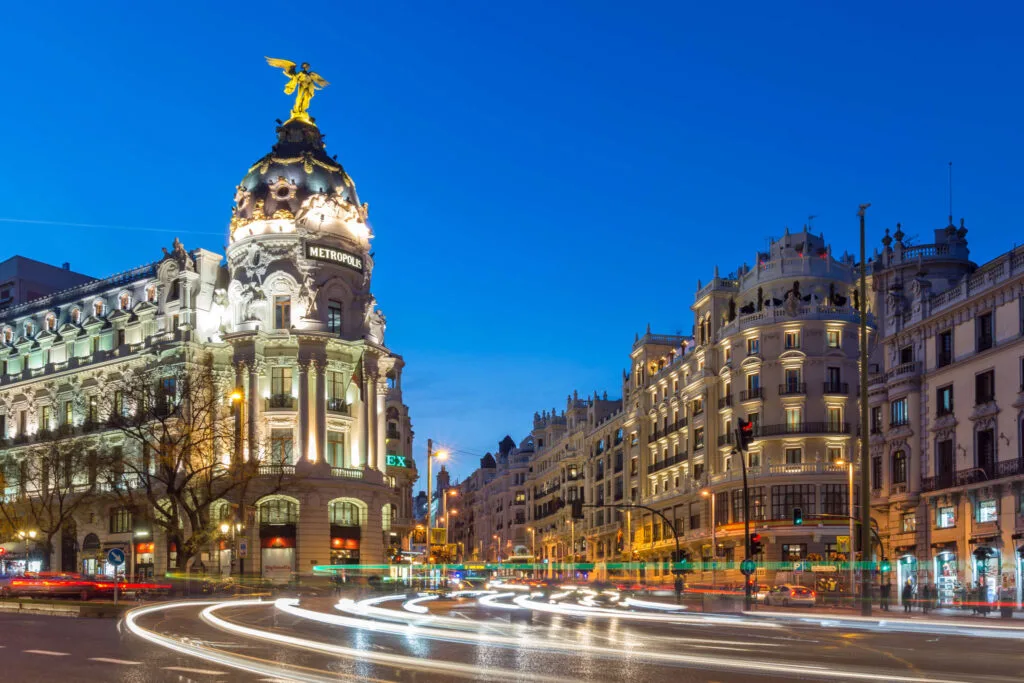 madrid incrementa la inversión en empleo un 4,2%, impulsando el crecimiento económico y la creación de nuevos puestos de trabajo en la región.