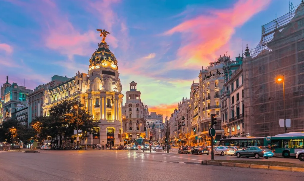 madrid genera el 82% del empleo en españa y alcanza un récord histórico en afiliaciones, impulsando el crecimiento económico nacional.